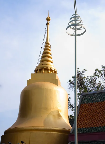 Estupa dourada histórica na Tailândia — Fotografia de Stock