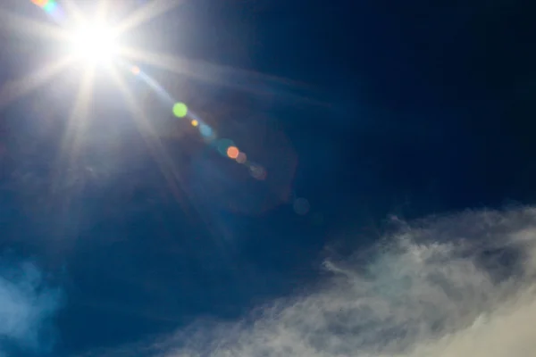 Mavi gökyüzü dokusunda bulut.