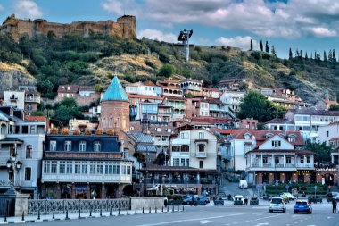 Tiflis, Gürcistan - 20 Ağustos 2020: Günbatımından sonra Tiflis, Gürcistan 'da eski bir kasaba