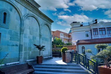 Tiflis, Gürcistan - 20 Ağustos 2020: Günbatımından sonra Tiflis, Gürcistan 'da eski bir kasaba