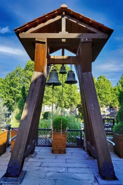 Tiflis, Gürcistan - 20 Ağustos 2020: Günbatımından sonra Tiflis, Gürcistan 'da eski bir kasaba