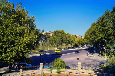 Tiflis, Gürcistan - 20 Ağustos 2020: Günbatımından sonra Tiflis, Gürcistan 'da eski bir kasaba