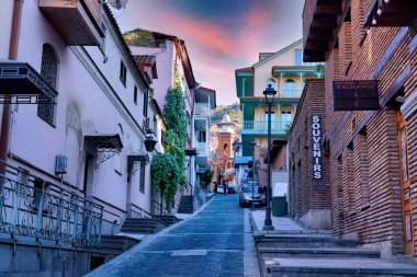 Tiflis, Gürcistan - 20 Ağustos 2020: Günbatımından sonra Tiflis, Gürcistan 'da eski bir kasaba