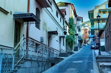 Tiflis, Gürcistan - 20 Ağustos 2020: Günbatımından sonra Tiflis, Gürcistan 'da eski bir kasaba