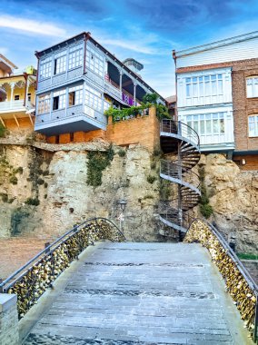 Tiflis, Gürcistan - 20 Ağustos 2020: Günbatımından sonra Tiflis, Gürcistan 'da eski bir kasaba