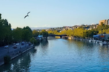 Tiflis, Gürcistan - 20 Ağustos 2020: Kura Nehri, Barış Köprüsü manzarası