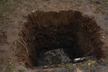 Parkta sütunlar için çukur kazdık.