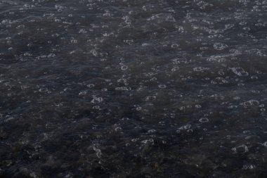 Soyut bir arkaplan olarak denizde beyaz köpük