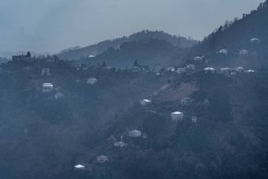 Bulutlu bir havada İHA 'dan şehrin görüntüsü