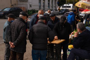 Batumi, Georgia - 15 Mart 2021: Tavla oynayan bir grup adam
