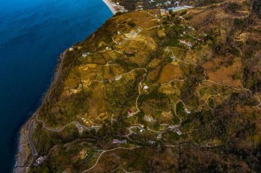Deniz kenarındaki dağların güzel panoramik manzarası