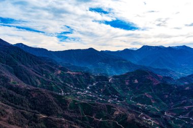 Deniz kenarındaki dağların güzel panoramik manzarası