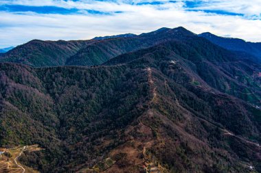 Deniz kenarındaki dağların güzel panoramik manzarası
