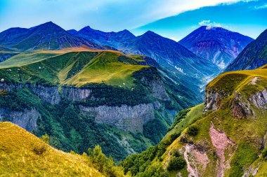Dağlardaki yeşil orman mavi gökyüzü manzaralı bir dron tarafından