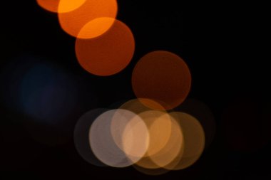 Siyah arkaplanda parlak yuvarlak ışıklar