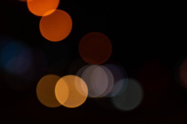 Siyah arkaplanda parlak yuvarlak ışıklar