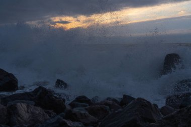 Gün batımında Karadeniz 'de dalgalar