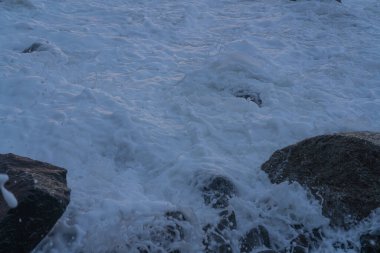 Dalgalar Karadeniz 'de tetrapodlara çarpıyor