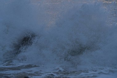 Dalgalar Karadeniz 'de tetrapodlara çarpıyor