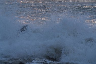 Dalgalar Karadeniz 'de tetrapodlara çarpıyor