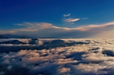 Bulutların tepesi, dağlardaki bulutlar