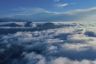 Bulutların tepesi, dağlardaki bulutlar