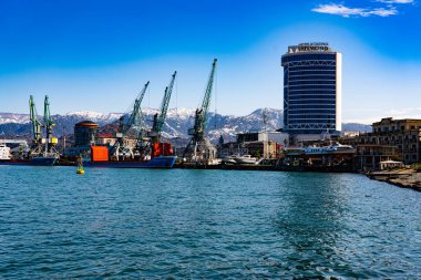 Batumi, Gürcistan - 03 Mart 2021: limanda bir gemi boşaltılıyor