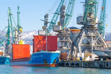 Batumi, Gürcistan - 03 Mart 2021: limanda bir gemi boşaltılıyor