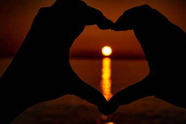 Ellerin arasında güzel turuncu gün batımı