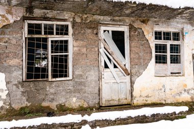 Eski Sovyet kışın terk edilmiş bir bina.