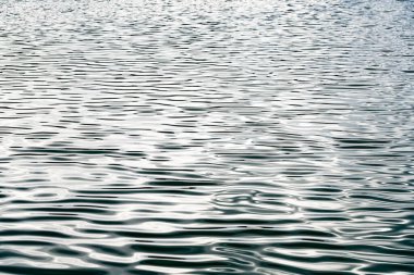 Nehirdeki dalgalar şeklinde desenli arkaplan