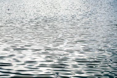 Nehirdeki dalgalar şeklinde desenli arkaplan