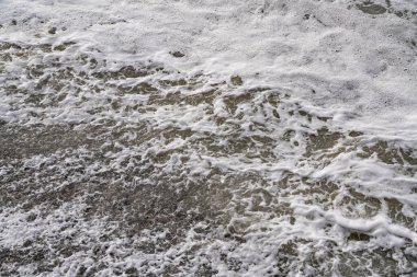 Deniz köpüğü ve su şeklinde desenli bir arka plan.