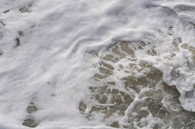 Deniz köpüğü ve su şeklinde desenli bir arka plan.