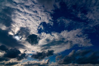 Batumi, Gürcistan - 12 Mart 2021: Fırtına sırasında şehrin üzerinde bulutlar