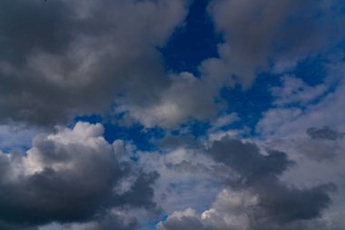 Batumi, Gürcistan - 12 Mart 2021: Fırtına sırasında şehrin üzerinde bulutlar