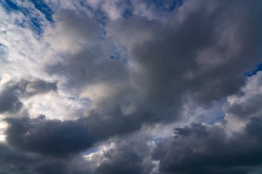 Batumi, Gürcistan - 12 Mart 2021: Fırtına sırasında şehrin üzerinde bulutlar