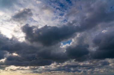 Batumi, Gürcistan - 12 Mart 2021: Fırtına sırasında şehrin üzerinde bulutlar