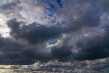 Batumi, Gürcistan - 12 Mart 2021: Fırtına sırasında şehrin üzerinde bulutlar