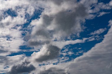 Batumi, Gürcistan - 12 Mart 2021: Fırtına sırasında şehrin üzerinde bulutlar