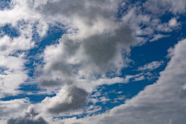 Batumi, Gürcistan - 12 Mart 2021: Fırtına sırasında şehrin üzerinde bulutlar