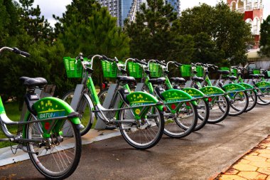 Batumi, Gürcistan - 12 Mart 2021: Rıhtımda bisiklet kiralama