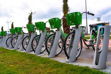 Batumi, Gürcistan - 12 Mart 2021: Rıhtımda bisiklet kiralama