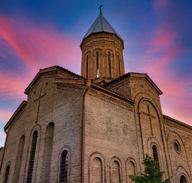 Gürcistan kilisesi güzel bir gökyüzünün arka planında