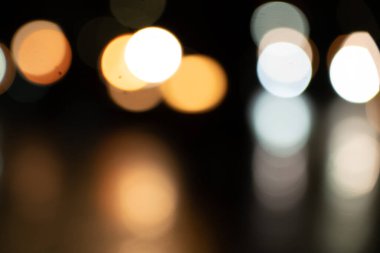 Gece araba ışıkları bulanık.