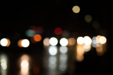 Gece araba ışıkları bulanık.