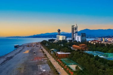 Kıyı şeridi, insansız hava aracından gezinti manzarası