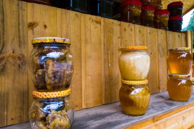 Köydeki tezgahın üzerinde bal var.