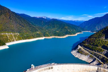Dam, İHA 'dan mavi göl manzaralı