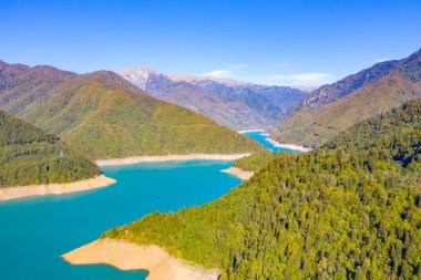 Mavi gölün güzel manzarası, orman, insansız hava aracından dağlar.